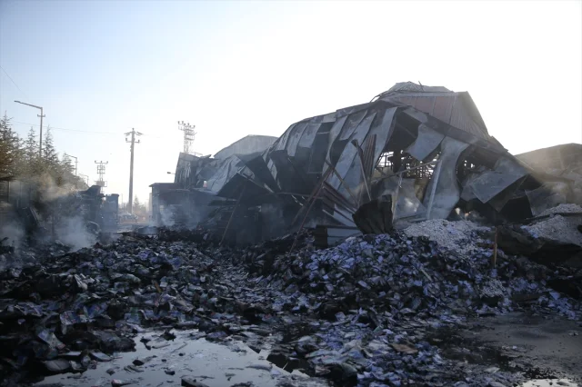Niğde'de Fabrika Yangını Korkuttu: 10 Saat Süren Mücadele