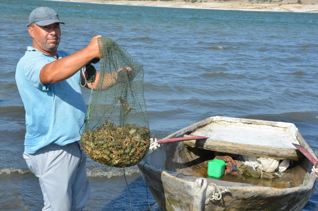 Balık ve Kerevit Avcılığında 20 Yıl: Kütahyalı Çiftin Hayatta Kalma Hikayesi