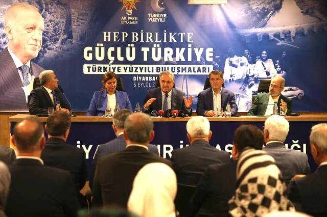 Hayati Yazıcı'dan Diyarbakır'da Çarpıcı Mesajlar