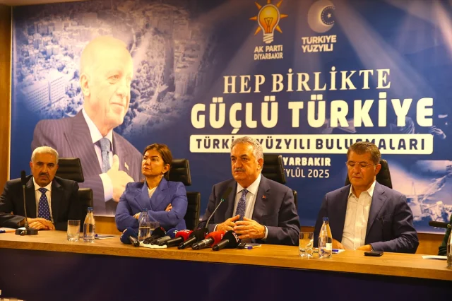 Hayati Yazıcı'dan Diyarbakır'da Çarpıcı Mesajlar