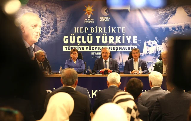 Hayati Yazıcı'dan Diyarbakır'da Çarpıcı Mesajlar