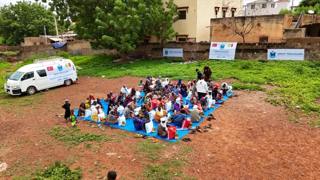 Umut Yolcuları Derneğinin Mali'deki Yardımlarıyla İnsanlık Dersi