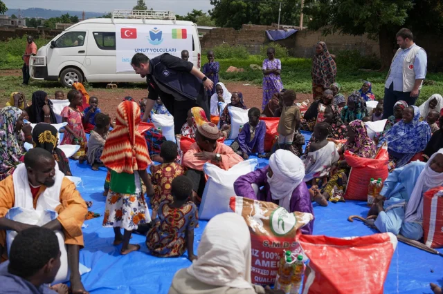 Umut Yolcuları Derneğinin Mali'deki Yardımlarıyla İnsanlık Dersi