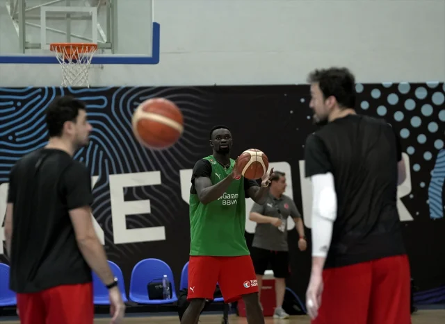 A Milli Basketbol Takımı İsveç Karşısında Zafer Peşinde