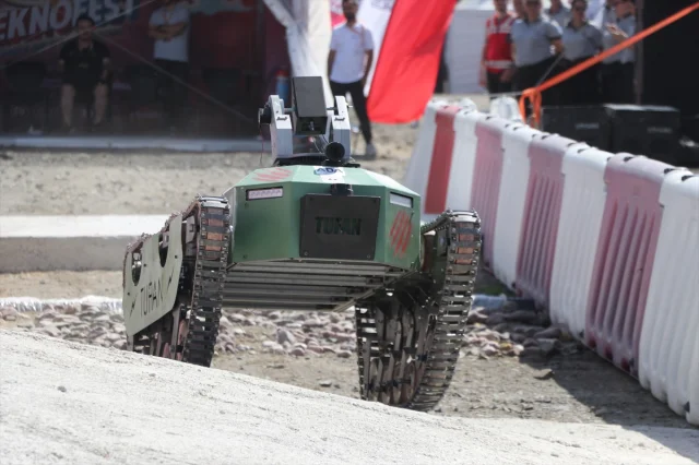 TEKNOFEST'te Heyecan Dolu Anlar: İnsansız Kara Araçları Şovu Başladı