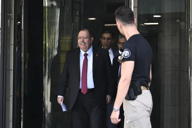 YSK'dan CHP Kongrelerine 'Devam' Kararı: Detaylar ve Gelişme...