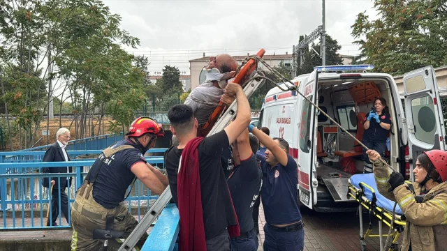 Bakırköy'de Korku Dolu Anlar: Su Kanalına Düşen Adam Nasıl Kurtarıldı?