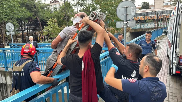 Bakırköy'de Korku Dolu Anlar: Su Kanalına Düşen Adam Nasıl Kurtarıldı?