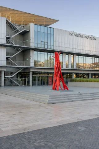 İstanbul'un Kalbinde Dikey Sanat: Bettina Pousttchi'nin Çarpıcı Heykeli İzleyiciyle Buluşuyor