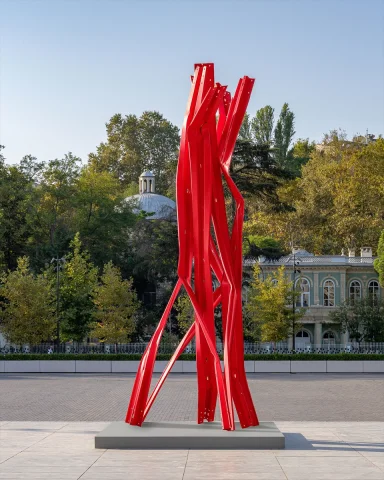 İstanbul'un Kalbinde Dikey Sanat: Bettina Pousttchi'nin Çarpıcı Heykeli İzleyiciyle Buluşuyor
