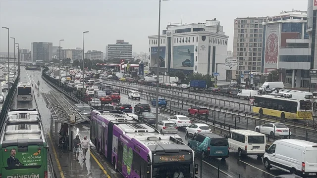 İstanbul Trafiği Alarm Veriyor Yoğunluk Yüzde 80'e Çıktı