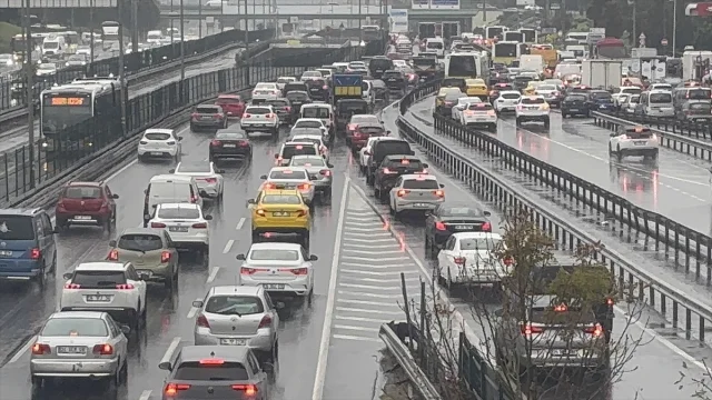 İstanbul Trafiği Alarm Veriyor Yoğunluk Yüzde 80'e Çıktı