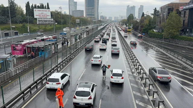 İstanbul Trafiği Alarm Veriyor Yoğunluk Yüzde 80'e Çıktı
