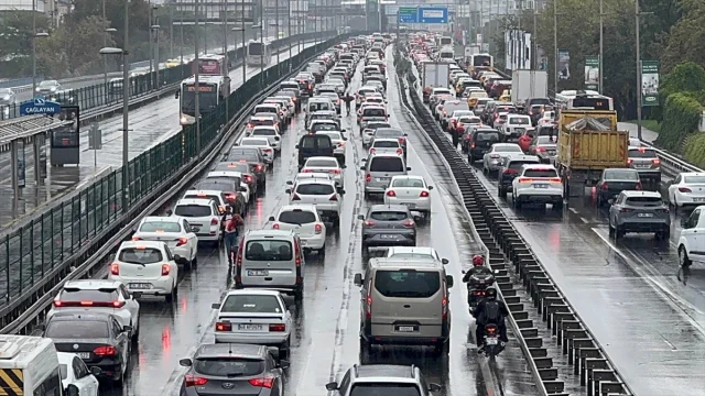 İstanbul Trafiği Alarm Veriyor Yoğunluk Yüzde 80'e Çıktı
