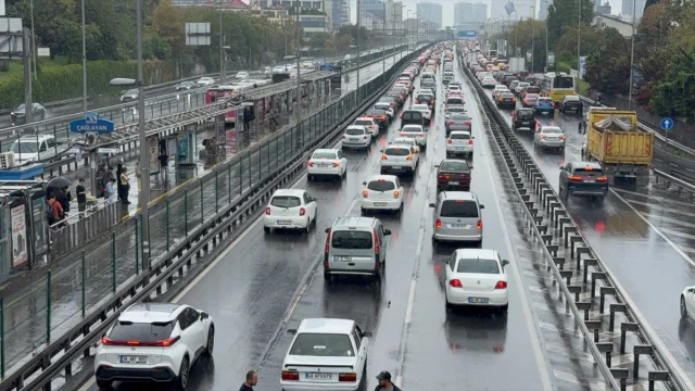 İstanbul Trafiği Alarm Veriyor Yoğunluk Yüzde 80'e Çıktı
