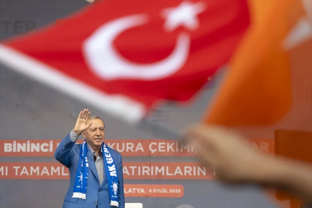 Cumhurbaşkanı Erdoğan Malatya'da Depremzedelere Anahtar Teslim Etti: Sürpriz Açıklamalar Yaptı