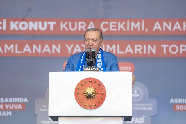 Cumhurbaşkanı Erdoğan Malatya'da Depremzedelere Anahtar Teslim Etti: Sürpriz Açıklamalar Yaptı