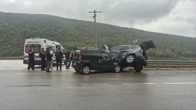 Düzce'deki Feci Kazada 3 Kişi Yaralandı: İşte Detaylar