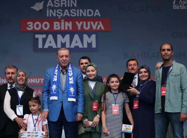 Cumhurbaşkanı Erdoğan Malatya'da Depremzedelere Anahtar Teslim Etti: Sürpriz Açıklamalar Yaptı
