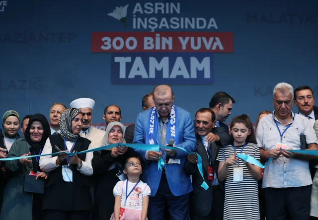 Cumhurbaşkanı Erdoğan Malatya'da Depremzedelere Anahtar Teslim Etti: Sürpriz Açıklamalar Yaptı