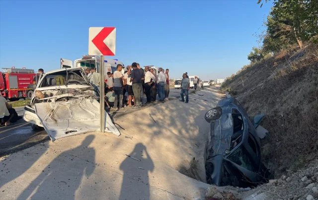 Hatay'da Trafik Kazası: Altınözü'nde İki Araç Çarpıştı