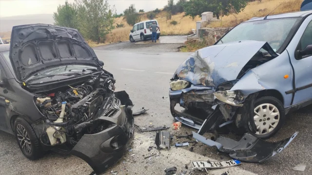 Ankara'da Korkutan Kaza: İki Otomobil Birbirine Girdi