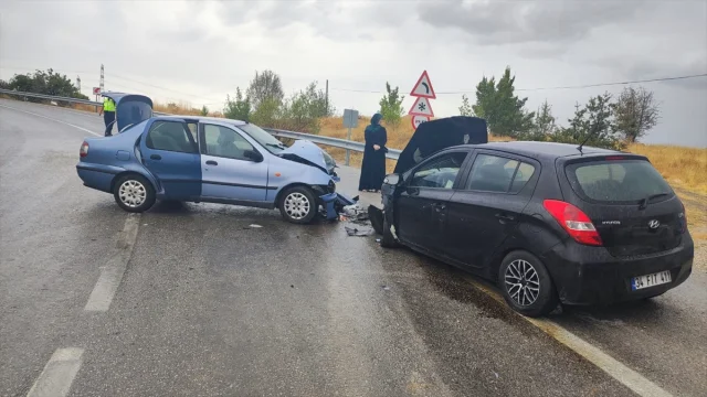 Ankara'da Korkutan Kaza: İki Otomobil Birbirine Girdi
