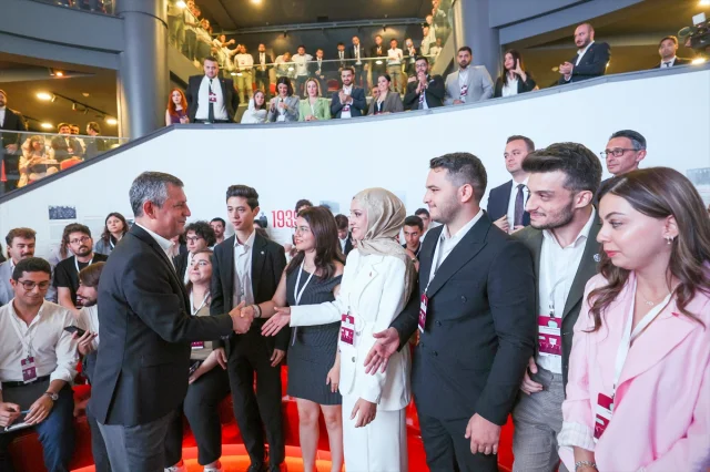 Özgür Özel Gençlerle Buluştu: Gelecek Vizyonu Konuşuldu