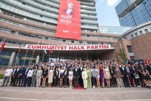 Özgür Özel Gençlerle Buluştu: Gelecek Vizyonu Konuşuldu