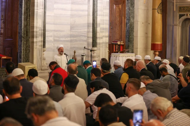 İstanbul'da Tek Yürek Sabah Namazında: Aileler Gazze İçin Dualarda