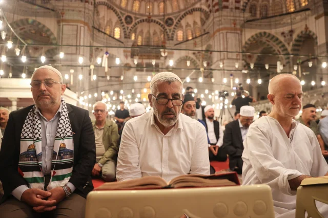 İstanbul'da Tek Yürek Sabah Namazında: Aileler Gazze İçin Dualarda