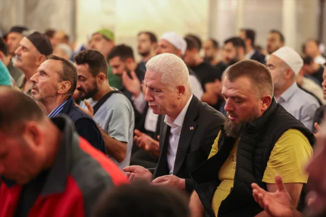 İstanbul'da Tek Yürek Sabah Namazında: Aileler Gazze İçin Dualarda