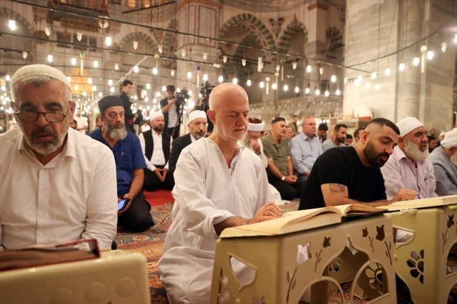 İstanbul'da Tek Yürek Sabah Namazında: Aileler Gazze İçin Dualarda