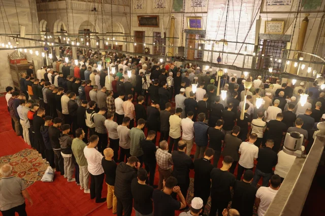 İstanbul'da Tek Yürek Sabah Namazında: Aileler Gazze İçin Dualarda