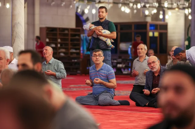 İstanbul'da Tek Yürek Sabah Namazında: Aileler Gazze İçin Dualarda