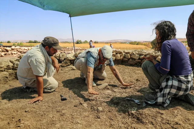 Çayönü Tepesi'nde Keşfedilen 9,500 Yıllık Yapı Arkeoloji Dün...
