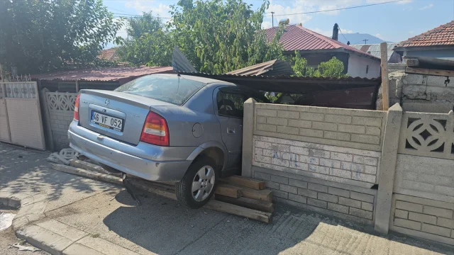 Erzincan'da Şok Kaza Otomobil Bahçe Duvarına Çarptı Sürücü H...