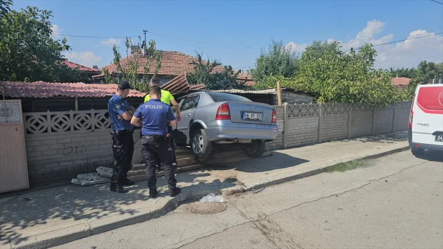 Erzincan'da Şok Kaza Otomobil Bahçe Duvarına Çarptı Sürücü Hastaneye Kaldırıldı