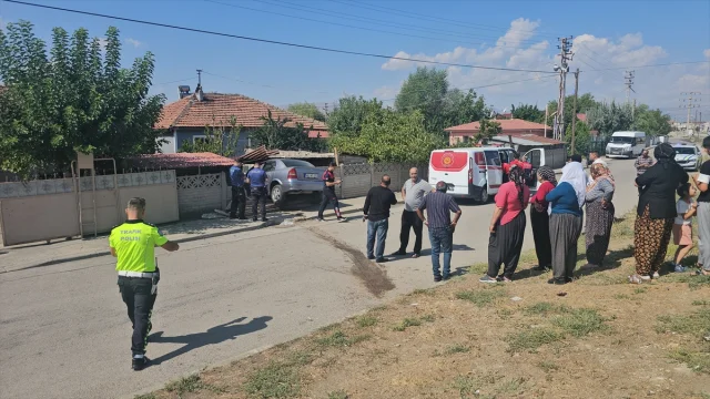 Erzincan'da Şok Kaza Otomobil Bahçe Duvarına Çarptı Sürücü Hastaneye Kaldırıldı
