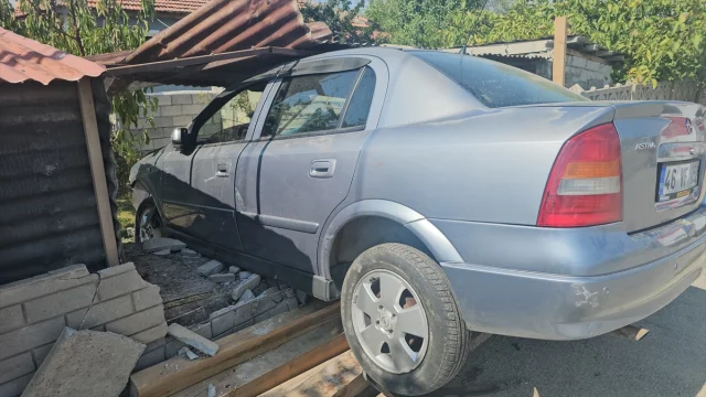Erzincan'da Şok Kaza Otomobil Bahçe Duvarına Çarptı Sürücü Hastaneye Kaldırıldı