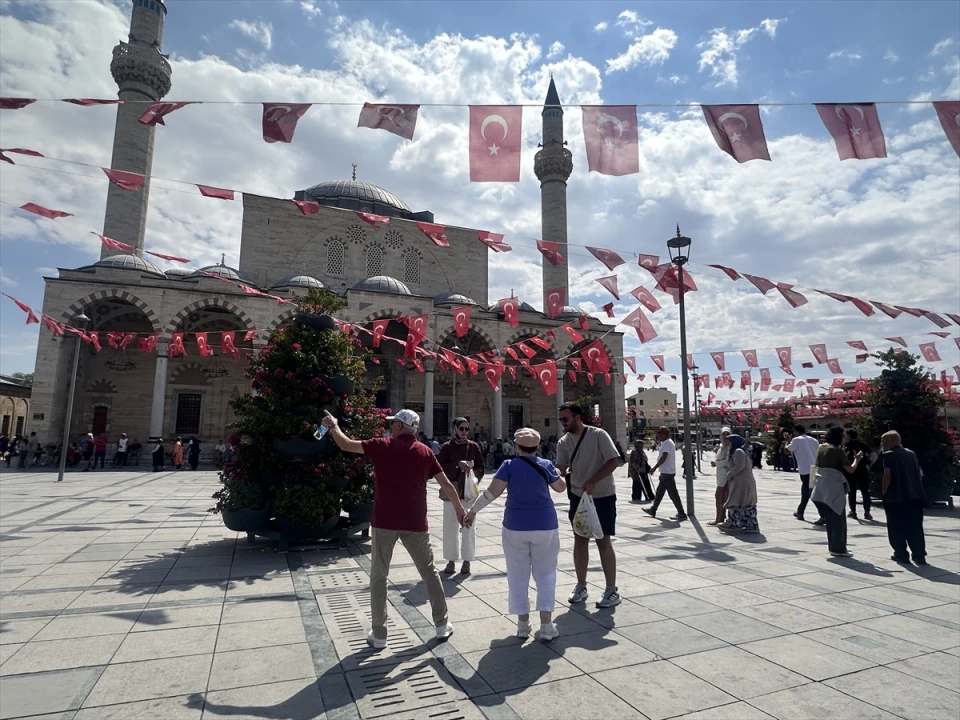 Mevlana Müzesi'nde Futbol Coşkusu: Milli Maça Doğru Konya'da Yoğun İlgi