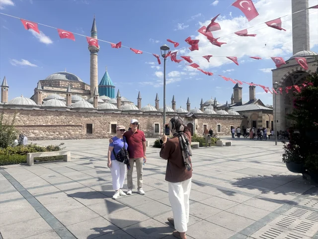 Mevlana Müzesi'nde Futbol Coşkusu: Milli Maça Doğru Konya'da Yoğun İlgi