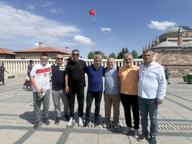 Mevlana Müzesi'nde Futbol Coşkusu: Milli Maça Doğru Konya'da Yoğun İlgi