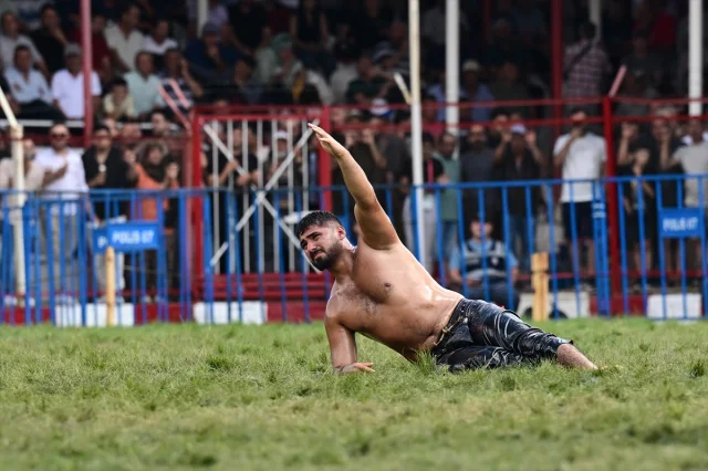 Elmalı'da Tarihi Anlar: Yağlı Güreşlerde Heyecan Fırtınası