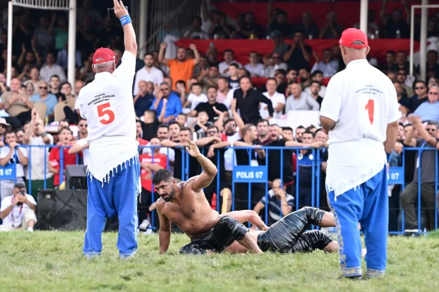 Elmalı'da Tarihi Anlar: Yağlı Güreşlerde Heyecan Fırtınası