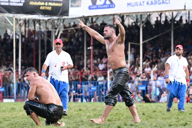 Elmalı'da Tarihi Anlar: Yağlı Güreşlerde Heyecan Fırtınası