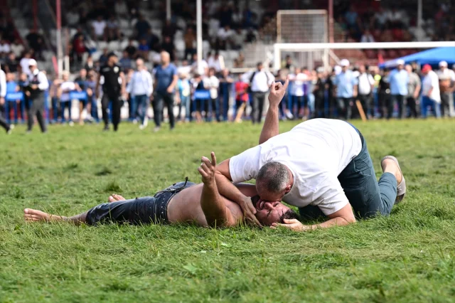 Elmalı'da Tarihi Anlar: Yağlı Güreşlerde Heyecan Fırtınası