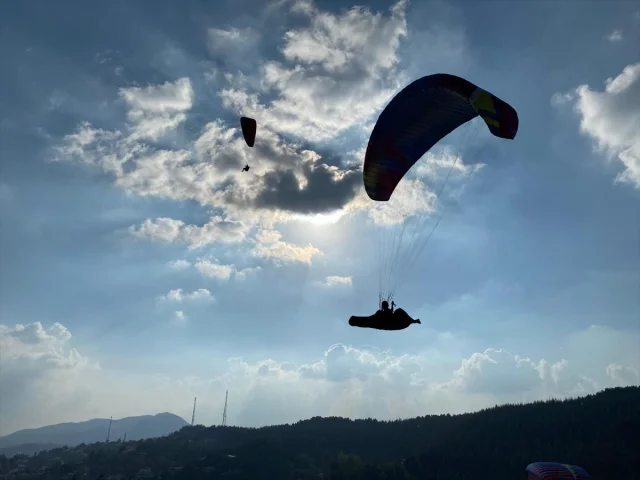 Yamaç Paraşütçüleri Kahramanmaraş Semalarında: Renkli Görüntüler