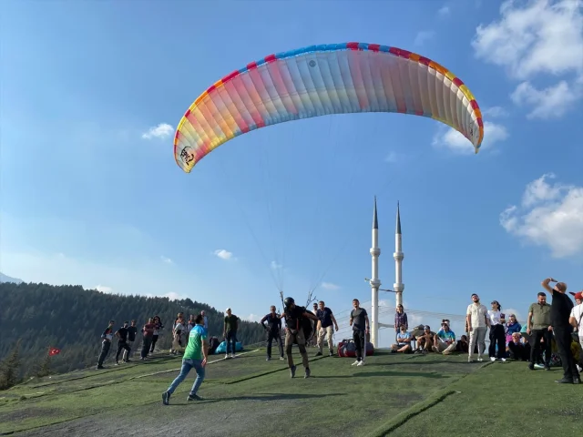 Yamaç Paraşütçüleri Kahramanmaraş Semalarında: Renkli Görüntüler