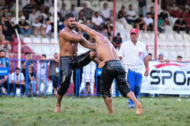 Elmalı'da Tarihi Anlar: Yağlı Güreşlerde Heyecan Fırtınası